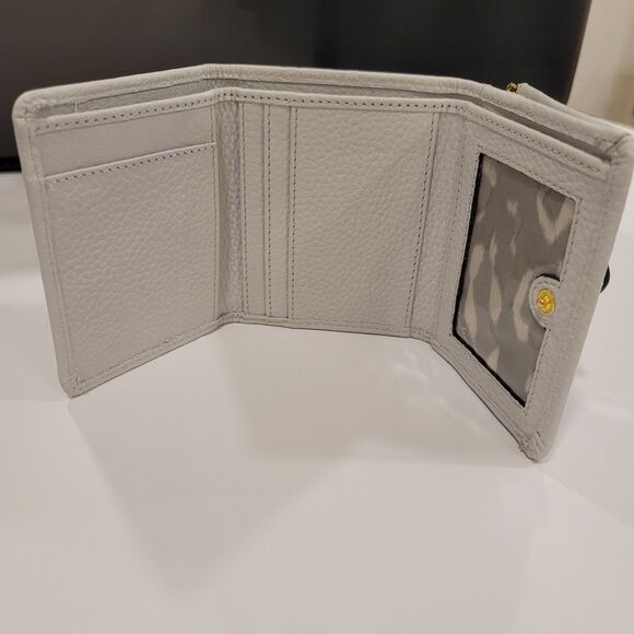 Aimee Kestenberg Pebble Leather Zip It Up Trifold Wallet Silver Fox Key Ring - Picture 2 of 9